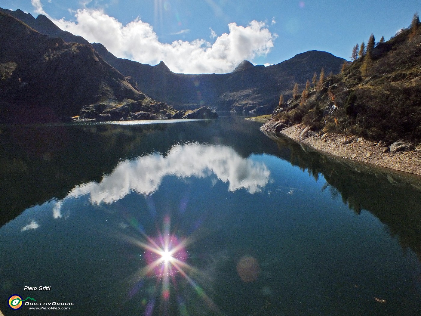 24 La stella del sole nello specchio dei Laghi Gemelli.JPG